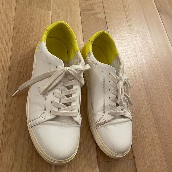 WhiteĀ sneakersā
fromāZara - Picture 2 of 8